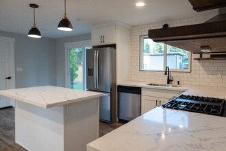 9704 NE 124th St in Kirkland, WA - Foto de edificio - Building Photo