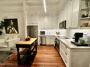 301 E Bay St in Jacksonville, FL - Building Photo - Building Photo