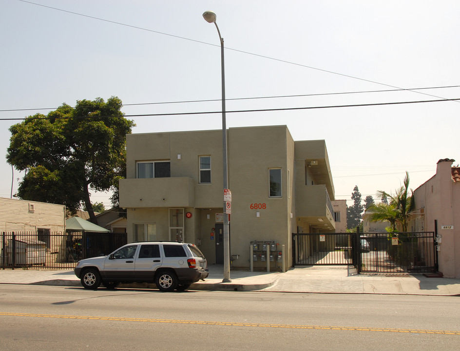 6808 S Hoover St in Los Angeles, CA - Building Photo