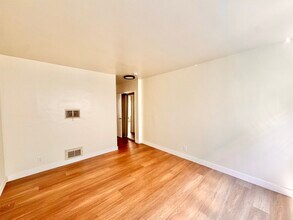 110 Catalina St in Los Angeles, CA - Building Photo - Building Photo