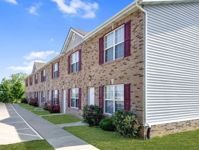 Up Towne Apartments in Lebanon, IL - Building Photo - Building Photo