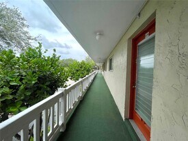 3571 Inverrary Dr in Lauderhill, FL - Building Photo