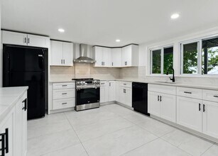 79 NJ-5 in Edgewater, NJ - Building Photo - Building Photo