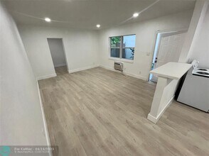 929 NW 3rd Ave in Fort Lauderdale, FL - Foto de edificio - Building Photo