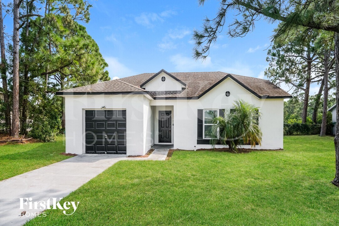 121 Admiral Cir in Sebastian, FL - Foto de edificio