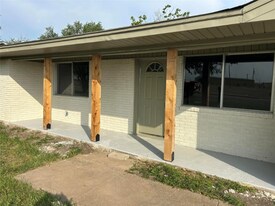 417 W Lyndale Dr in Robinson, TX - Building Photo