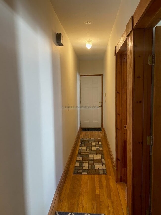 366 Crescent St, Unit 2 in Waltham, MA - Building Photo - Building Photo