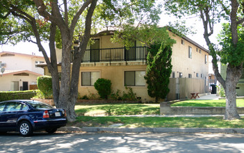 727 E Angeleno Ave in Burbank, CA - Foto de edificio - Building Photo