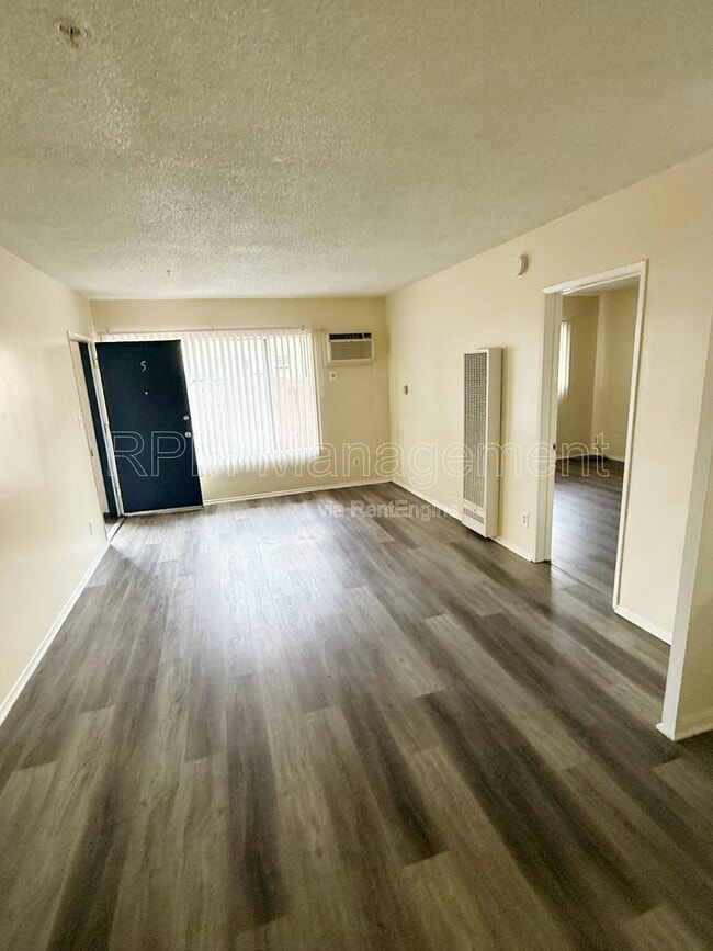 6645 Etiwanda Ave in Los Angeles, CA - Building Photo - Building Photo