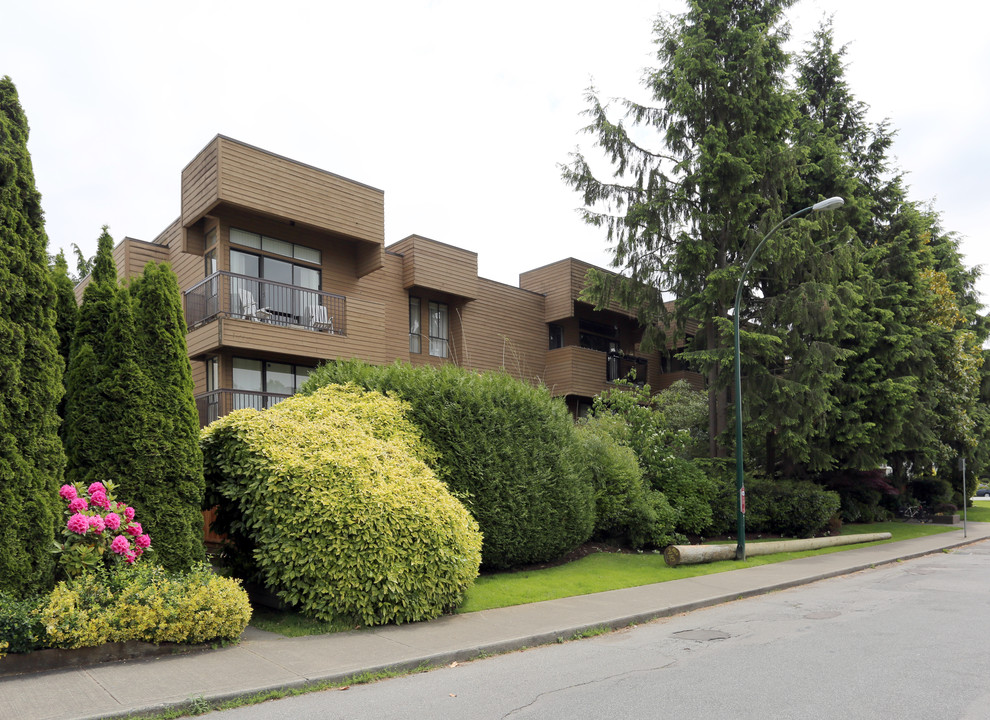 Kitsalano Point in Vancouver, BC - Building Photo