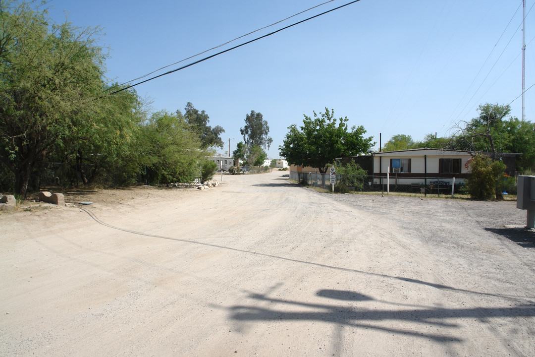 2399 W Wave Hill Ct in Tucson, AZ - Building Photo