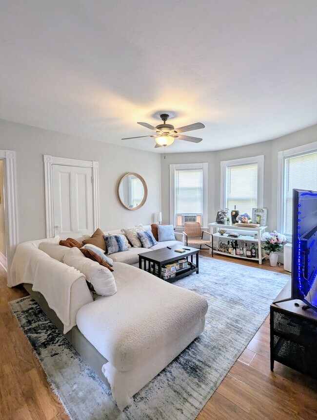 881 E 4th St, Unit 3 in Boston, MA - Foto de edificio - Building Photo