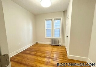 153 E Cottage St in Boston, MA - Building Photo - Building Photo