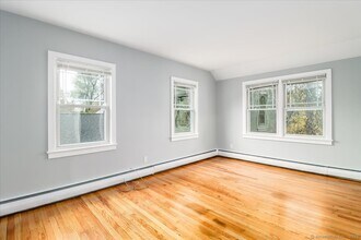 9 Nicholas Square in New Milford, CT - Building Photo - Building Photo