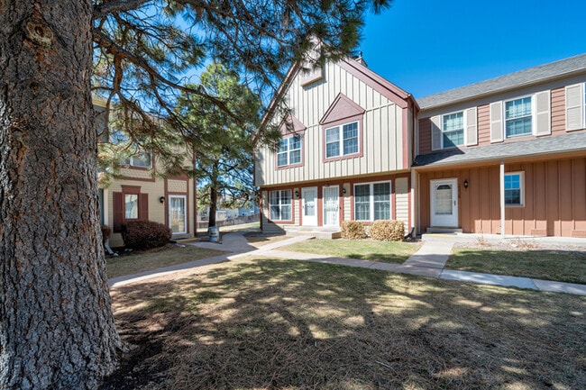 14252 E Hawaii Cir in Aurora, CO - Building Photo - Building Photo
