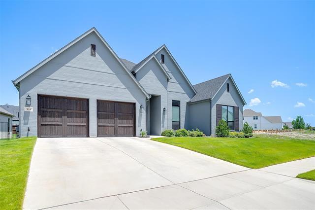 property at 916 Highlands Ave