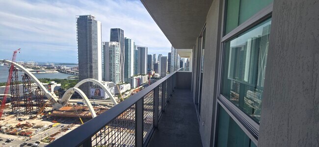 60 NE 14th St in Miami, FL - Foto de edificio - Building Photo