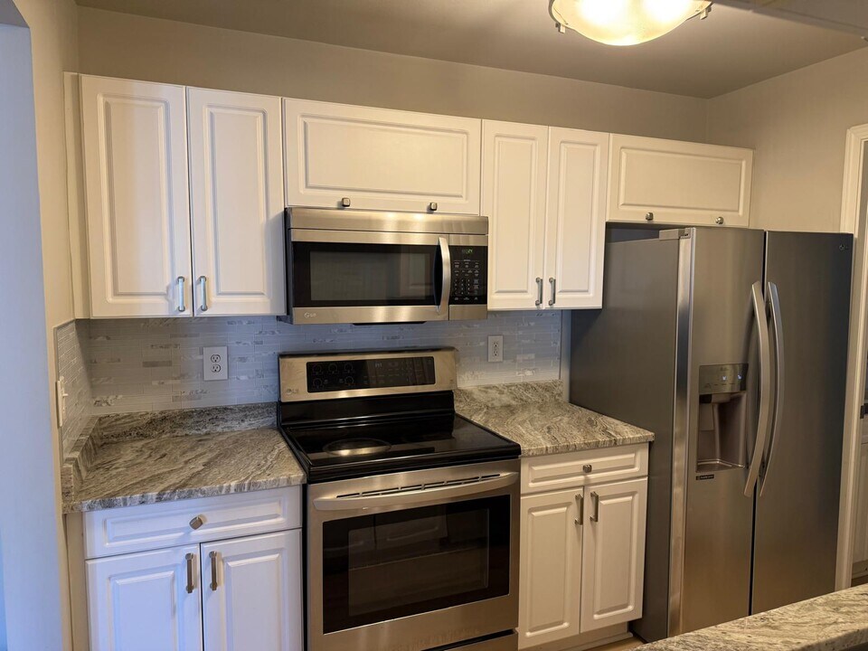 5560 Pine Aires Dr, Unit 5560 Pine Aires Dr in Sterling Heights, MI - Foto de edificio