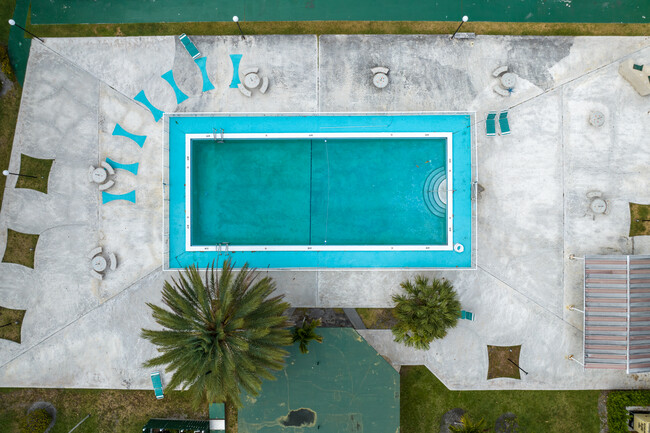 Camelia Gardens in North Miami Beach, FL - Foto de edificio - Building Photo