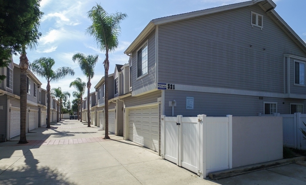 321 Avocado St in Costa Mesa, CA - Building Photo