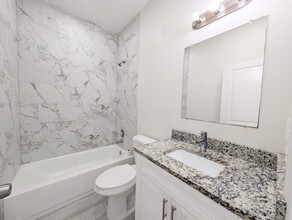 1566 W 26th Ct in Riviera Beach, FL - Foto de edificio - Building Photo