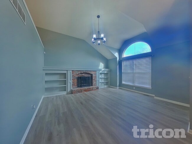 1025 N Crest Dr in Olathe, KS - Building Photo - Building Photo