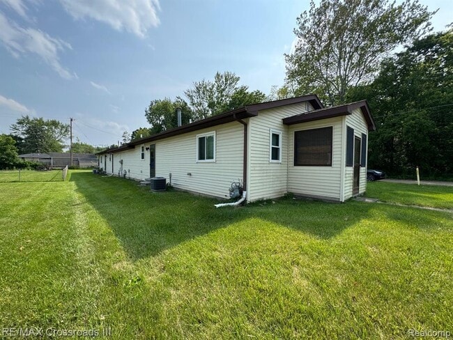 43373 Alva Dr in Belleville, MI - Building Photo - Building Photo
