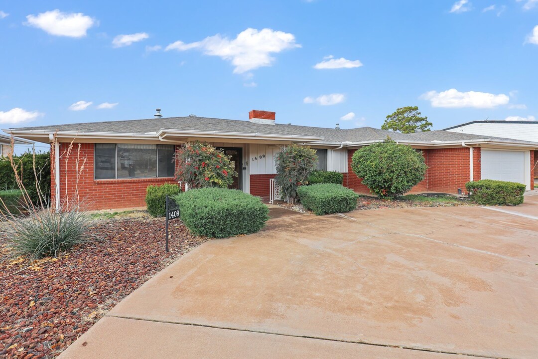 3 Bedroom 2 Bath Conveniently Located House! in Alamogordo, NM - Building Photo