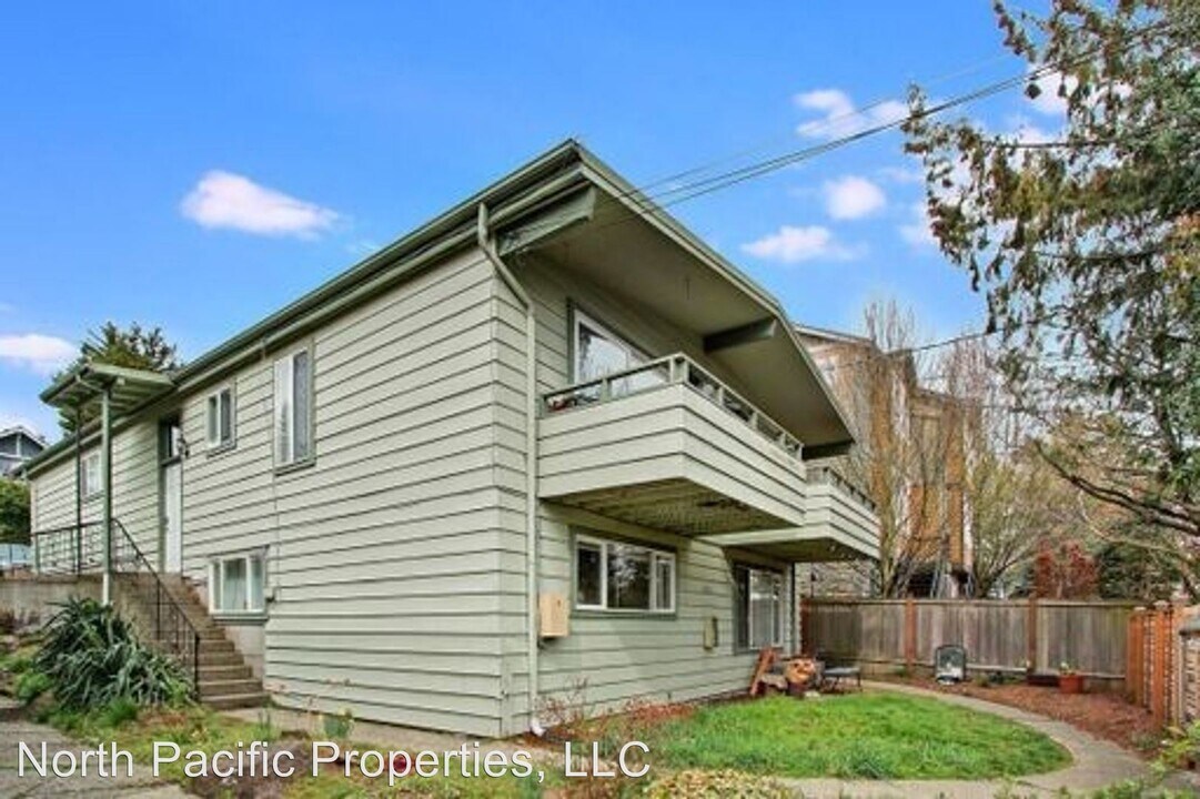 3213 21st Ave W in Seattle, WA - Building Photo