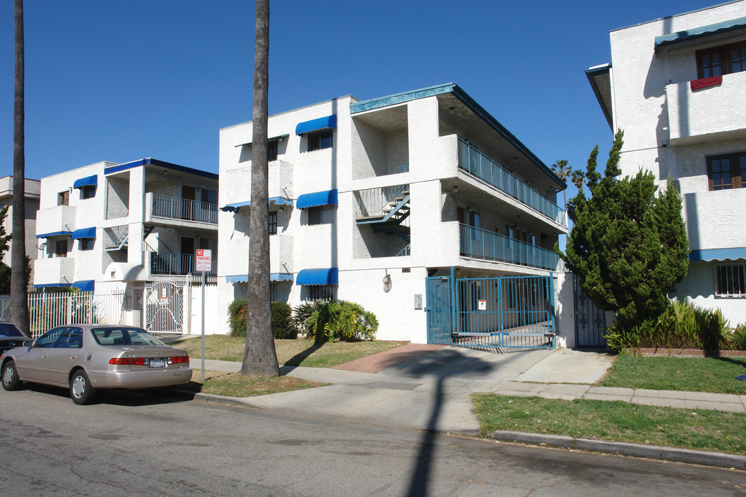 14329 Haynes St in Van Nuys, CA - Building Photo