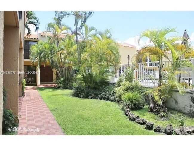 1990 Brickell Ave in Miami, FL - Building Photo - Building Photo