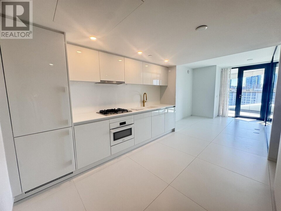 1033-1033 Nelson St in Vancouver, BC - Building Photo
