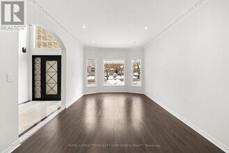 366 Hounslow Ave in Toronto, ON - Building Photo - Building Photo