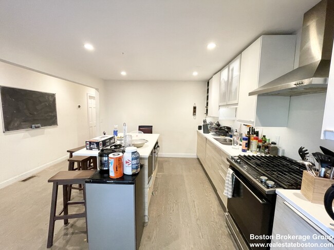 21 Iroquois St, Unit 1 in Boston, MA - Foto de edificio - Building Photo