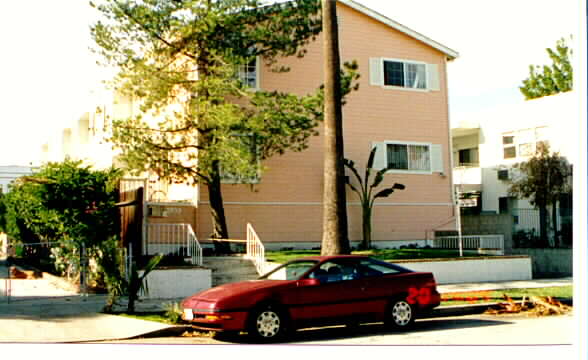 7039 Remmet Ave in Canoga Park, CA - Foto de edificio - Building Photo