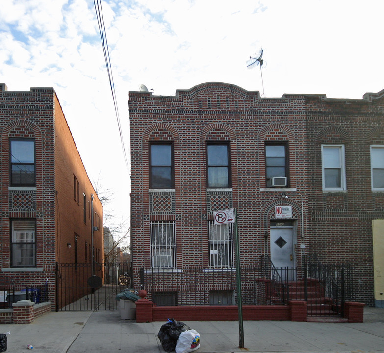 2249 Strauss St in Brooklyn, NY - Foto de edificio