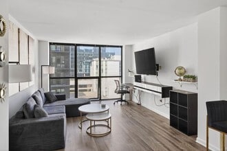 1280 W Peachtree St NW in Atlanta, GA - Foto de edificio - Building Photo