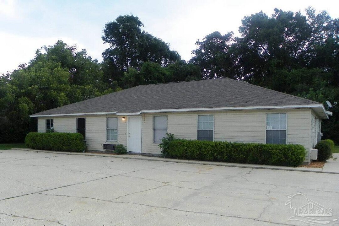 8110 Stonebrook Dr in Pensacola, FL - Building Photo