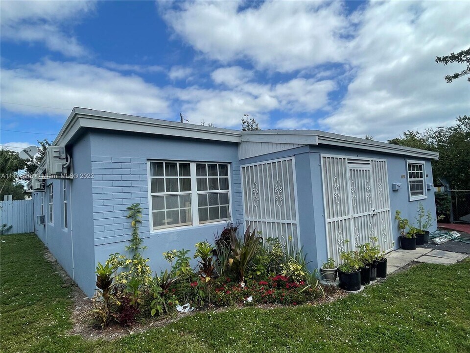2025 NE 169th St in North Miami Beach, FL - Building Photo