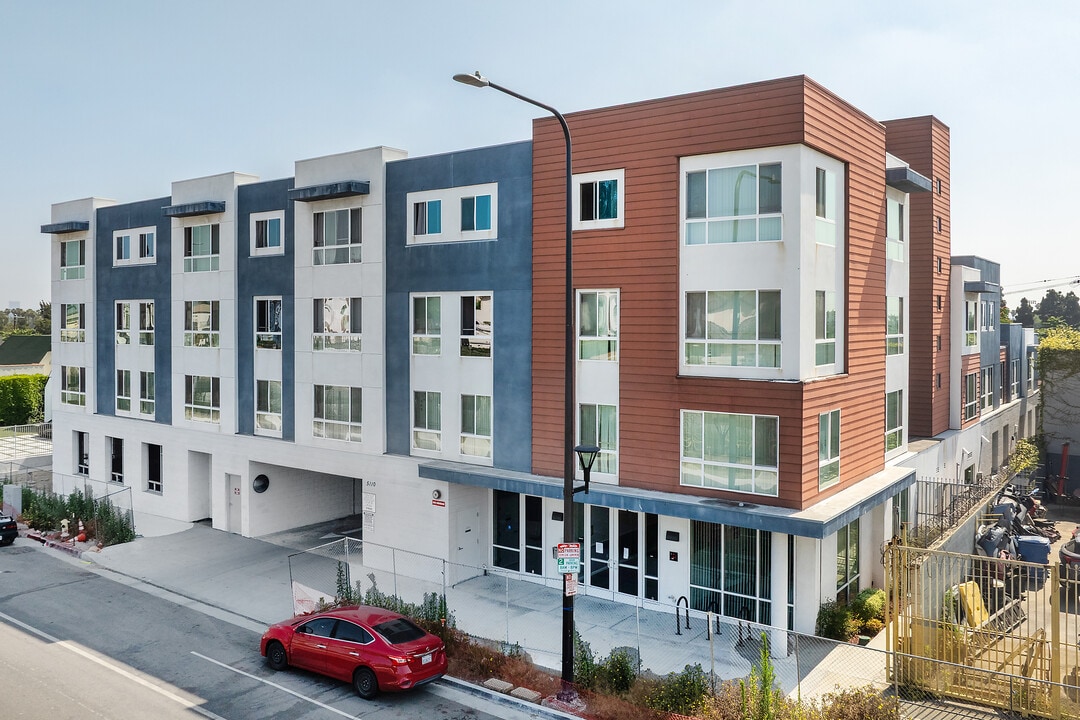 Crenshaw Family in Los Angeles, CA - Building Photo