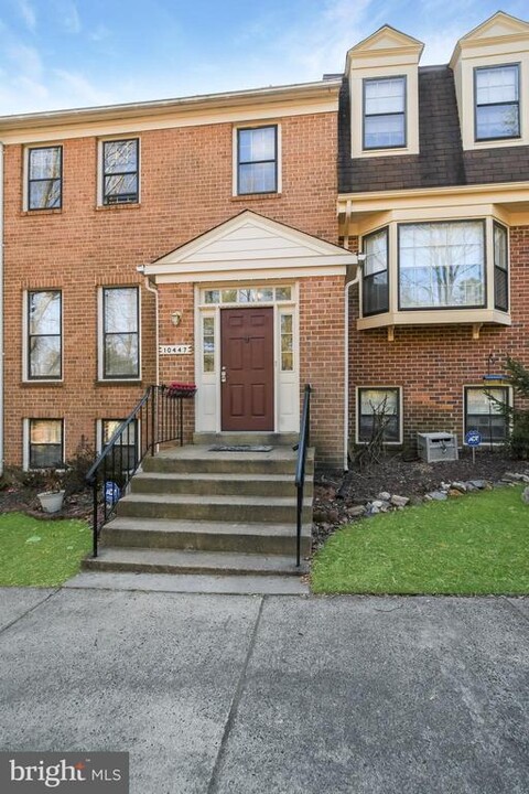 10447 Carriagepark Ct in Fairfax, VA - Building Photo