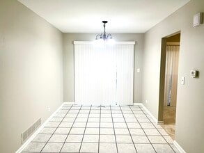 248 Waverly Dr in Elgin, IL - Building Photo - Building Photo