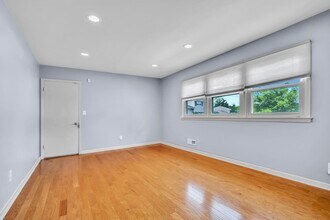 12 Ainslie Ct in East Brunswick, NJ - Building Photo - Building Photo