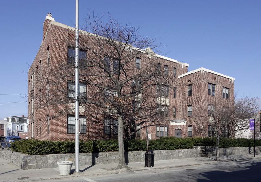 196 Wayland Ave in Providence, RI - Building Photo