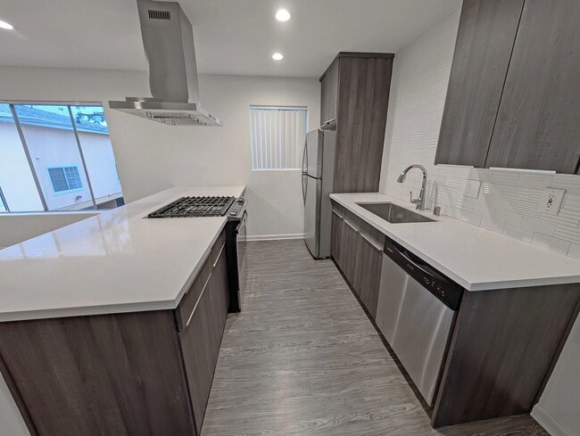 520 N Virgil Ave, Unit 8