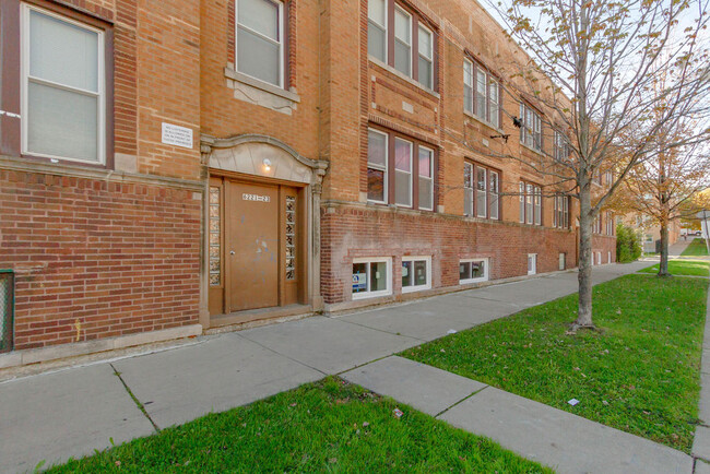 6221-6235 W Wabansia Ave in Chicago, IL - Building Photo - Building Photo