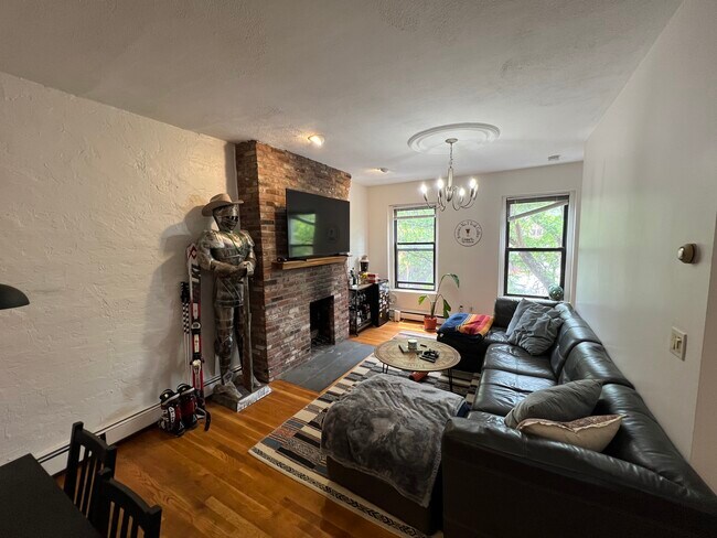 11 Worcester St, Unit 2 in Boston, MA - Foto de edificio - Building Photo