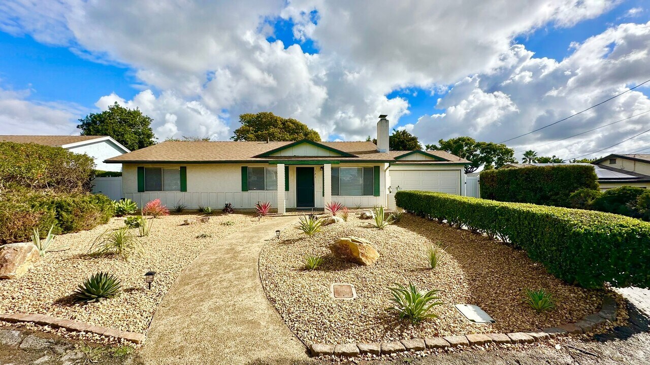 121 Alvarado Ct in Fallbrook, CA - Foto de edificio