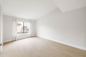 2 Summerset in Irvine, CA - Foto de edificio - Building Photo