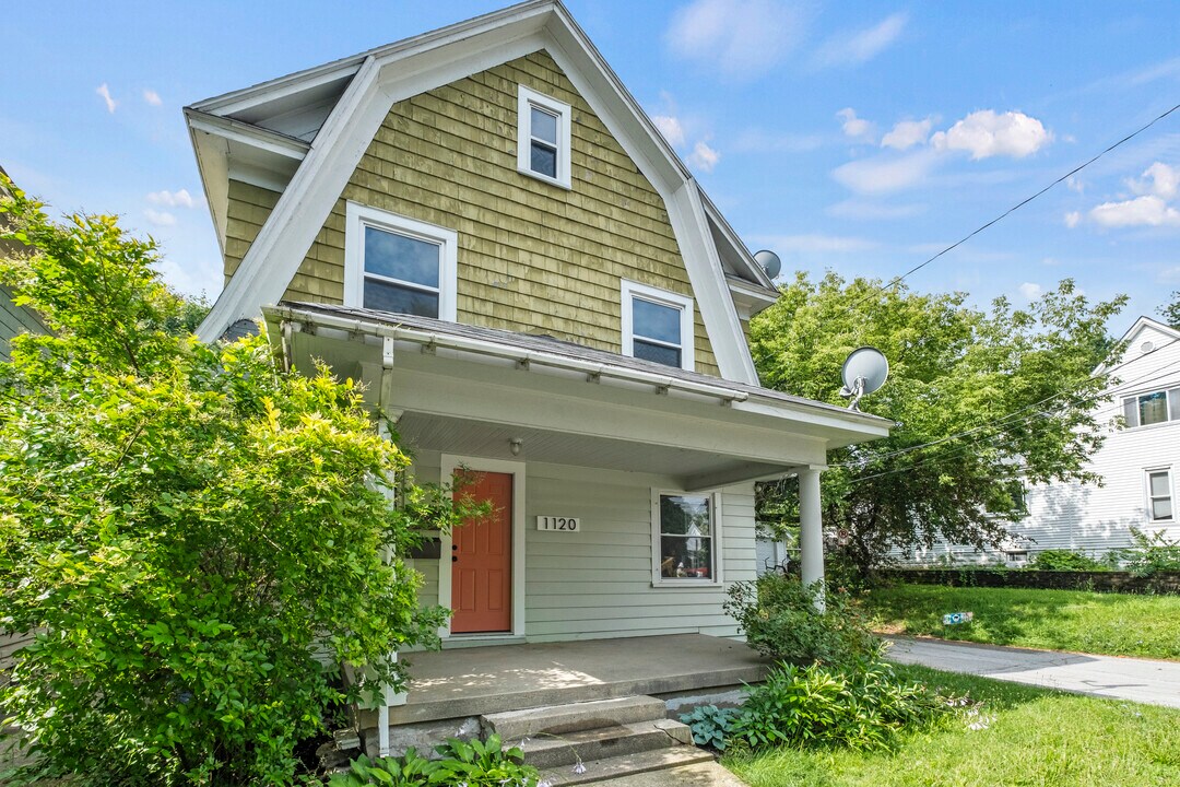 1120 Fountain St NE in Grand Rapids, MI - Building Photo